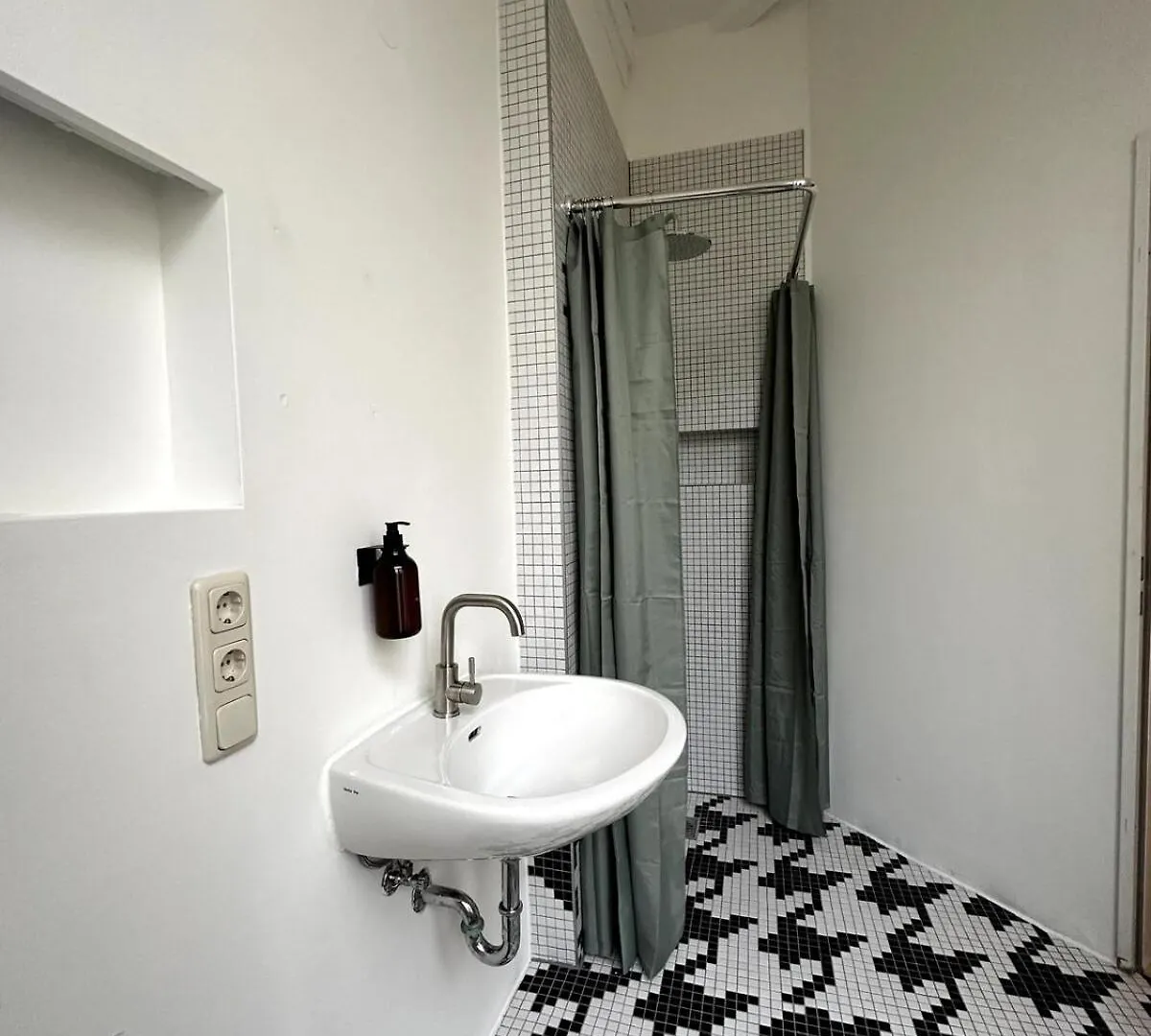 Cozy Rosy Room In Vibrant Area 4 Berlin 0*,  Germany