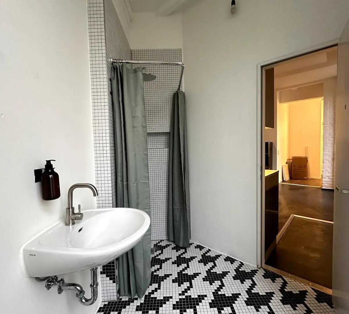 Cozy Rosy Room In Vibrant Area 4 Berlin Apartment